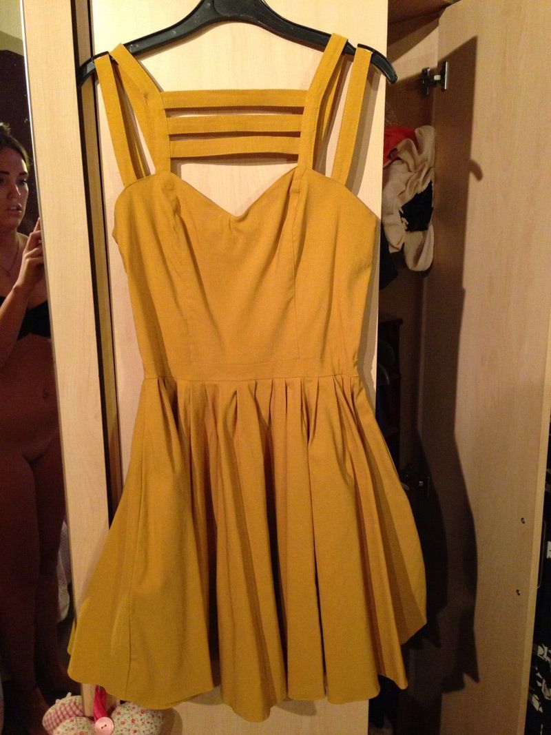 Una chica vende un vestido en eBay y por descuido publica una foto de ella desnuda