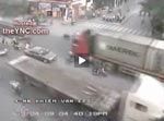 Trailer atropellando a una moto