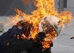 El fuego envuelve a un policia en una manifestación en Grecia