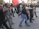 Soldados bahreiníes atacando a pacifistas con armas automáticas
