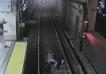Mujer borracha cae a las vías del metro